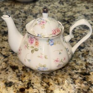 Floral Teapot -Can Yau China